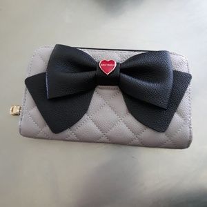 Bety Johnson wallet
